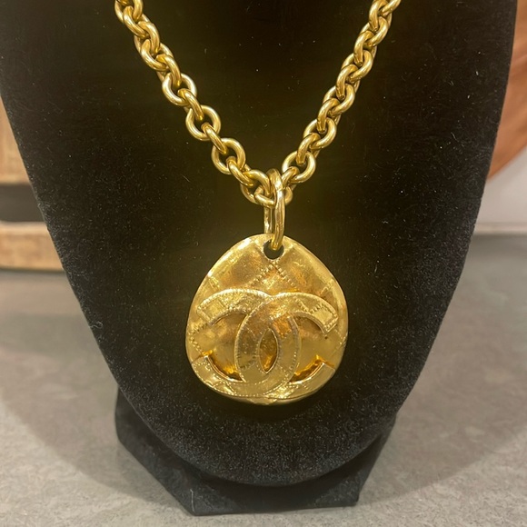 Chanel Coco Mark Matelasse Gold Plated Necklace - Picture 3 of 9